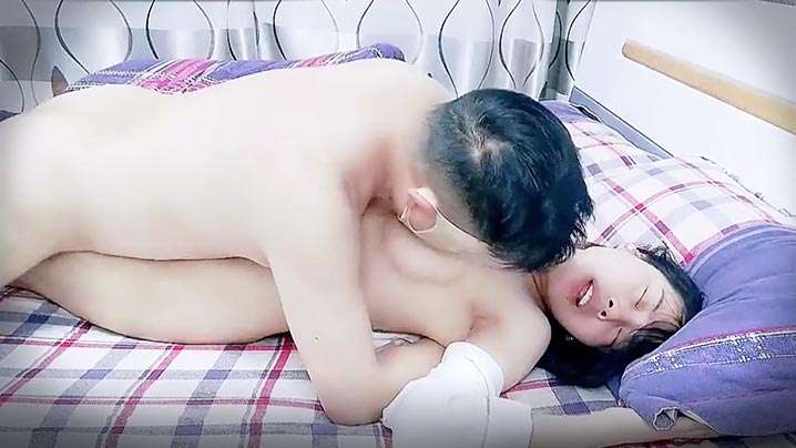 KU喂不饱的小少妇出轨露脸镜头前发骚诱惑大哥，让大哥压在身下蹂躏，亲着小嘴揉着奶吃骚奶子，大鸡巴各种暴力抽插。
