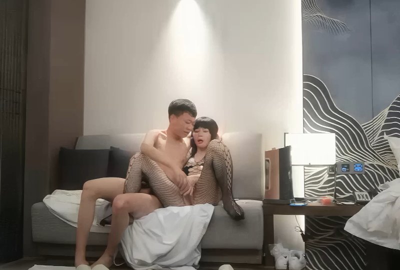 蓝衣妹子酒店TP啪啪，连体情趣网袜黄狗撒尿姿势舔蛋猛操