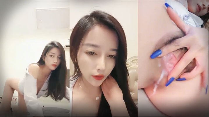 【极品气质美女一库一库】 舔假阳具,道具自慰,表情很骚,看来是很爽,呻吟声那么的动听。